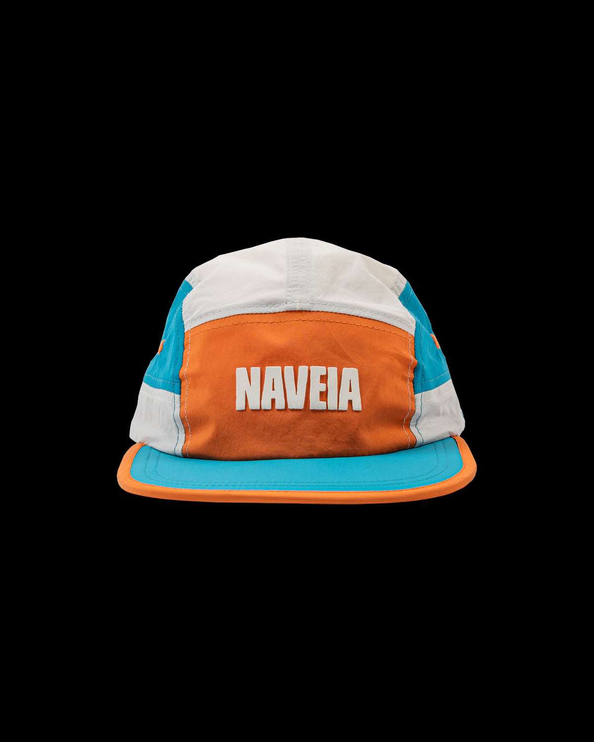 Frente Boné OTG Kiji Studio para Naveia, com painel de cores off white, laranja e azul, com silk 'Naveia'.