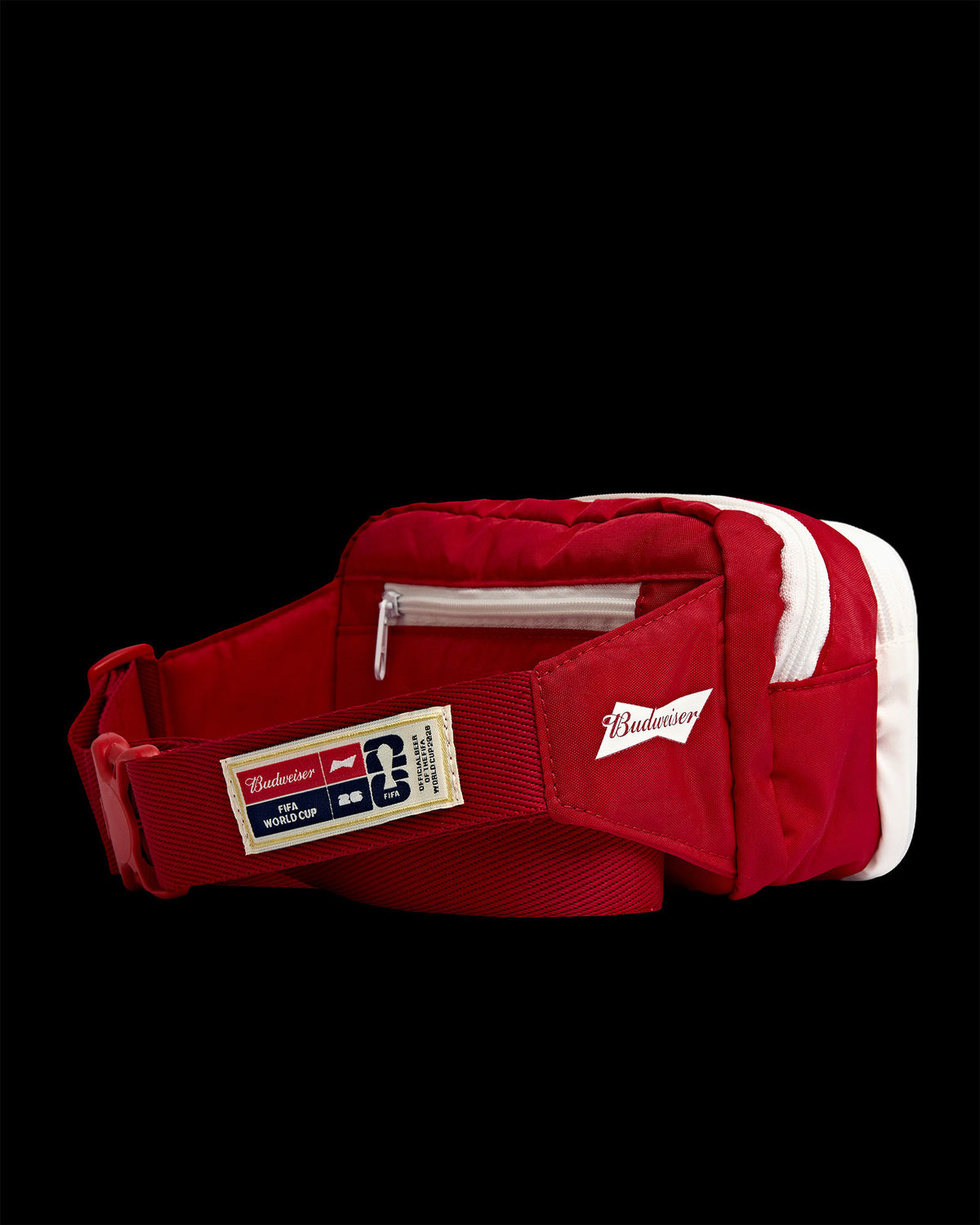 Detalhe da Crossbody Bag Kiji Studio para Budweiser Copa do Mundo 2026, na cor vermelha com detalhes em branco e logo 'Budweiser' na lateral.