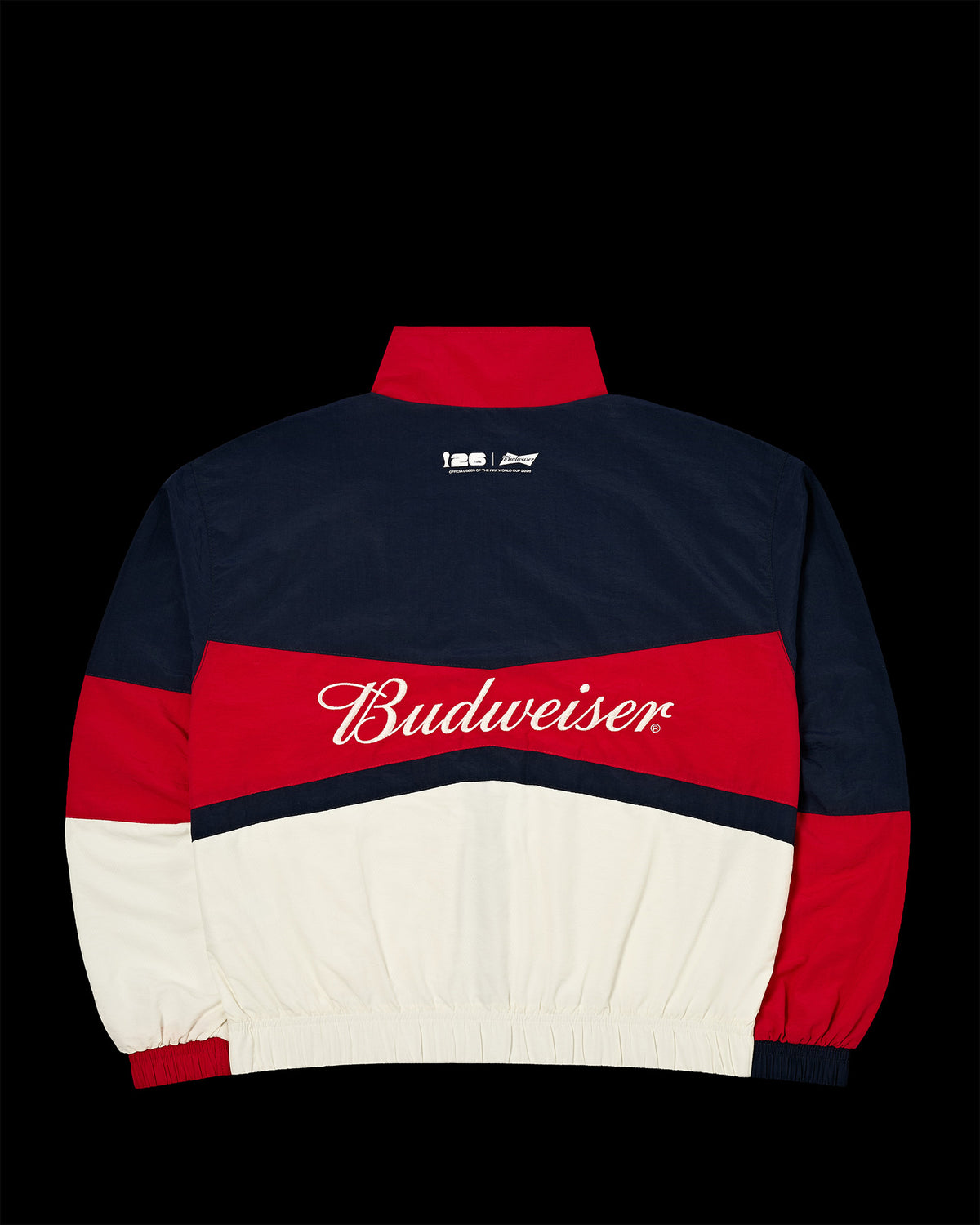 Costas da Jaqueta Track Kiji Studio para Budweiser Copa do Mundo 2026, com painéis azul e vermelho, com detalhes em bordado.