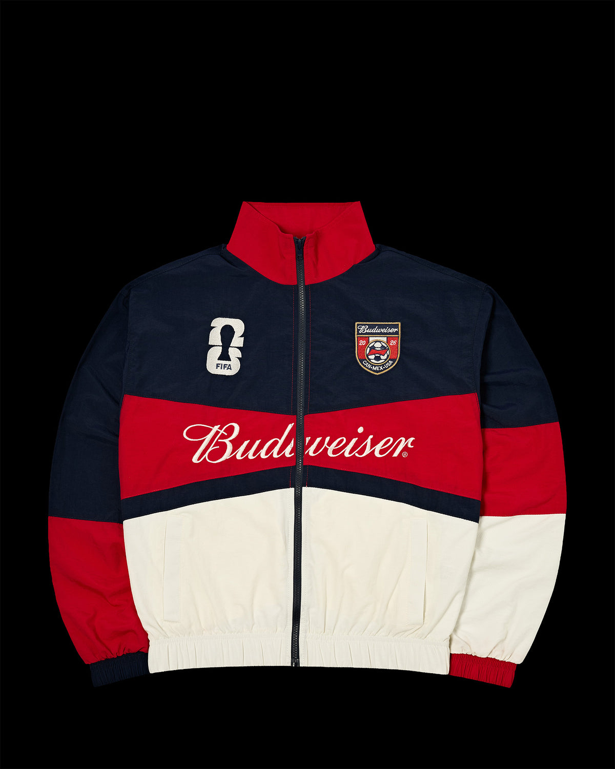 Frente da Jaqueta Track Kiji Studio para Budweiser Copa do Mundo 2026, com painéis azul e vermelho, com detalhes em bordado.
