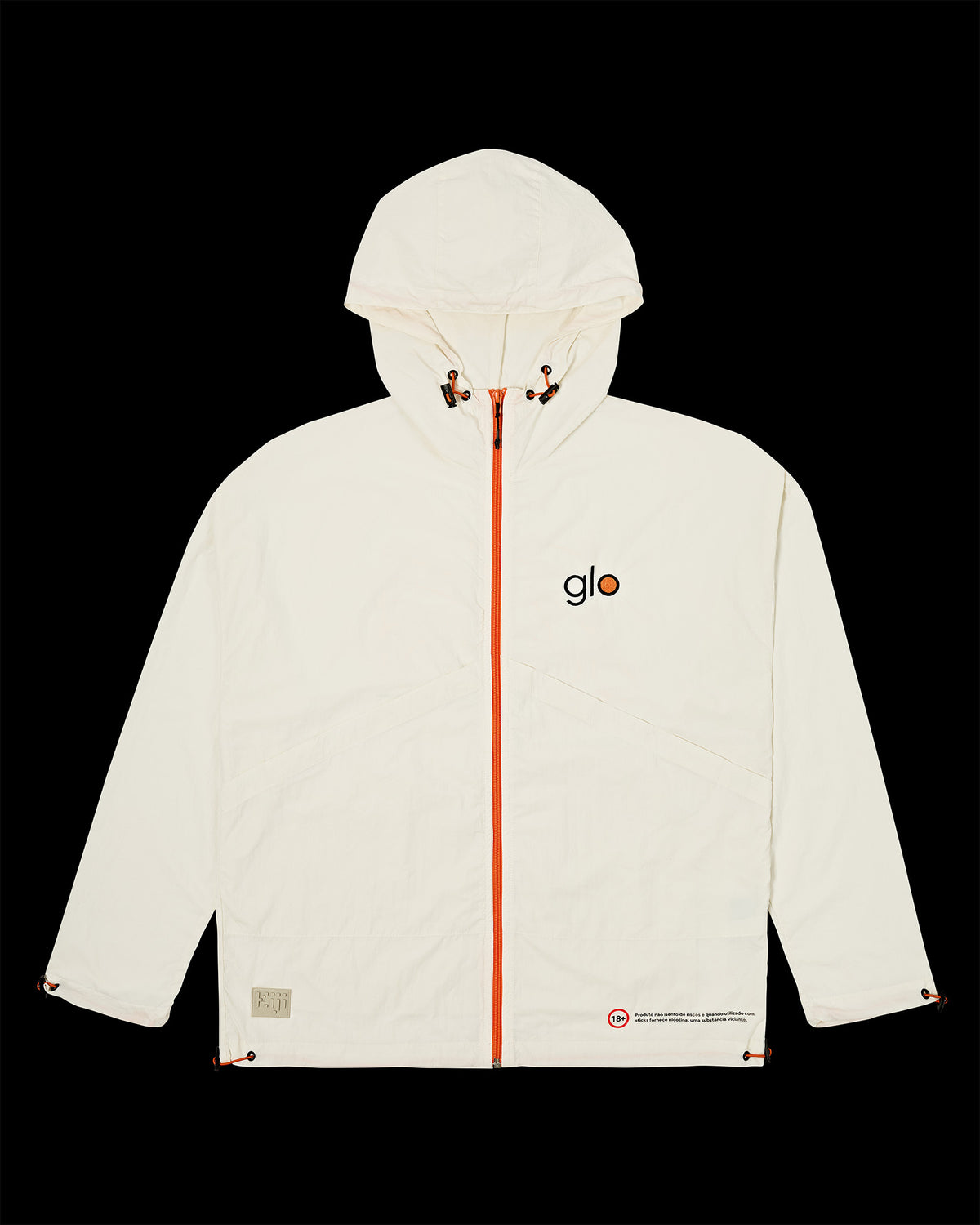 Frente da Jaqueta Wind Kiji Studio para Glo, na cor off white, zíper laranja, bordado 'Glo'.