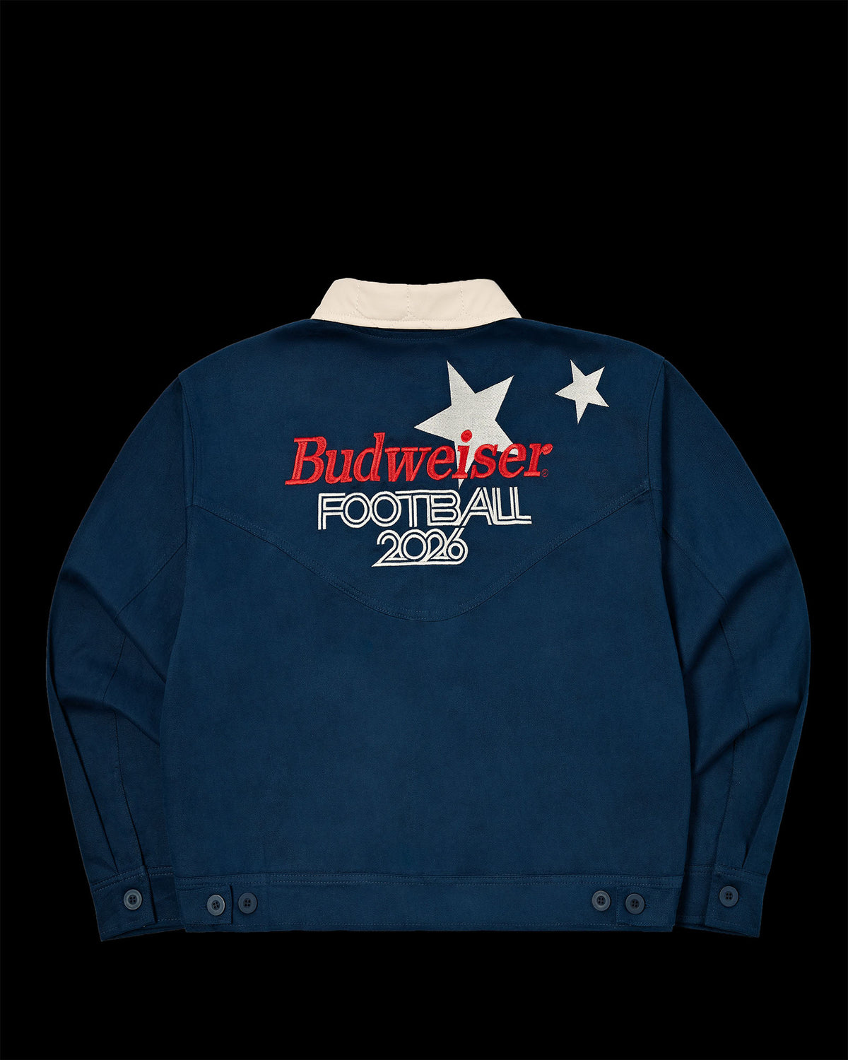 Costas da Jaqueta Worker Kiji Studio para Budweiser Copa do Mundo 2026, na cor azul, logo 'Budweiser' bordado em branco e gola em couro texturizado.