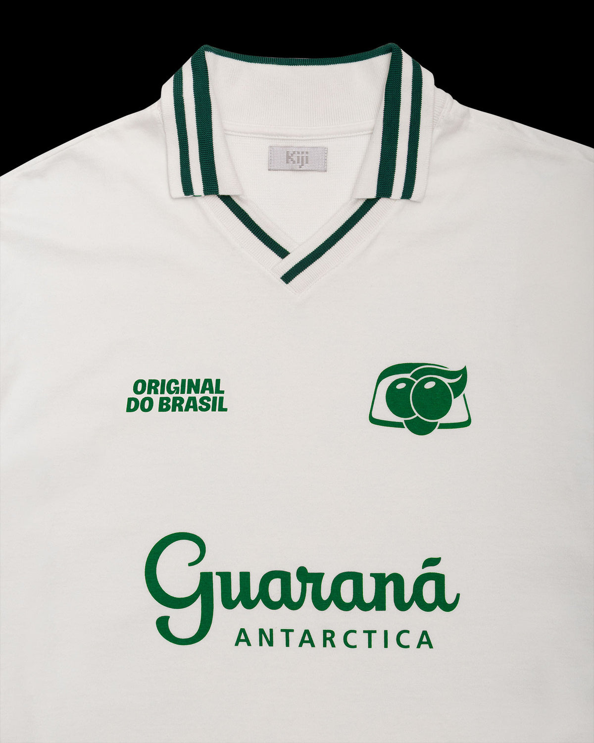 Detalhe de frente da Jersey Cotton Kiji Studio para Guaraná Antarctica, na cor off white, silk verde e detalhes na gola em verde.