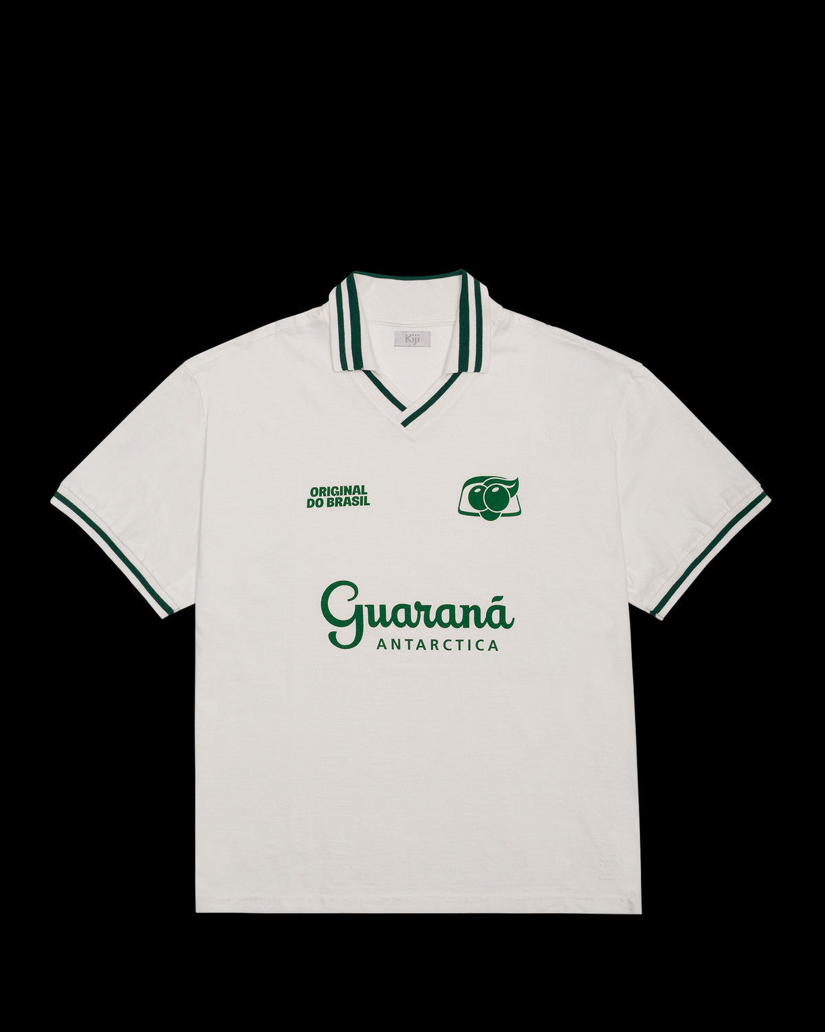 Frente da Jersey Cotton Kiji Studio para Guaraná Antarctica, na cor off white, silk verde e detalhes na gola e manga.
