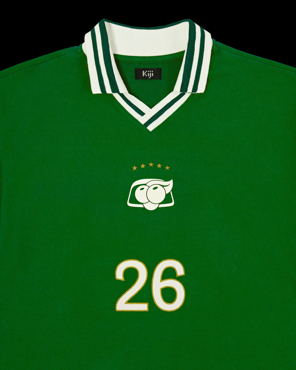 Detalhe de frente da Jersey Cotton Kiji Studio para Guaraná Antarctica, na cor verde, silk branco e detalhes na gola e manga em verde.