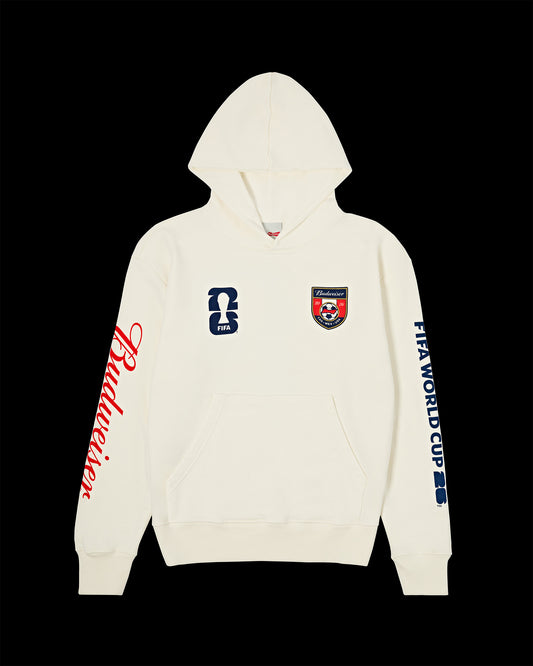 Frete do Moletom Capuz Kiji Studio para Budweiser Copa do Mundo 2026, na cor off white com detalhes em silk azul, vermelho e dourado.