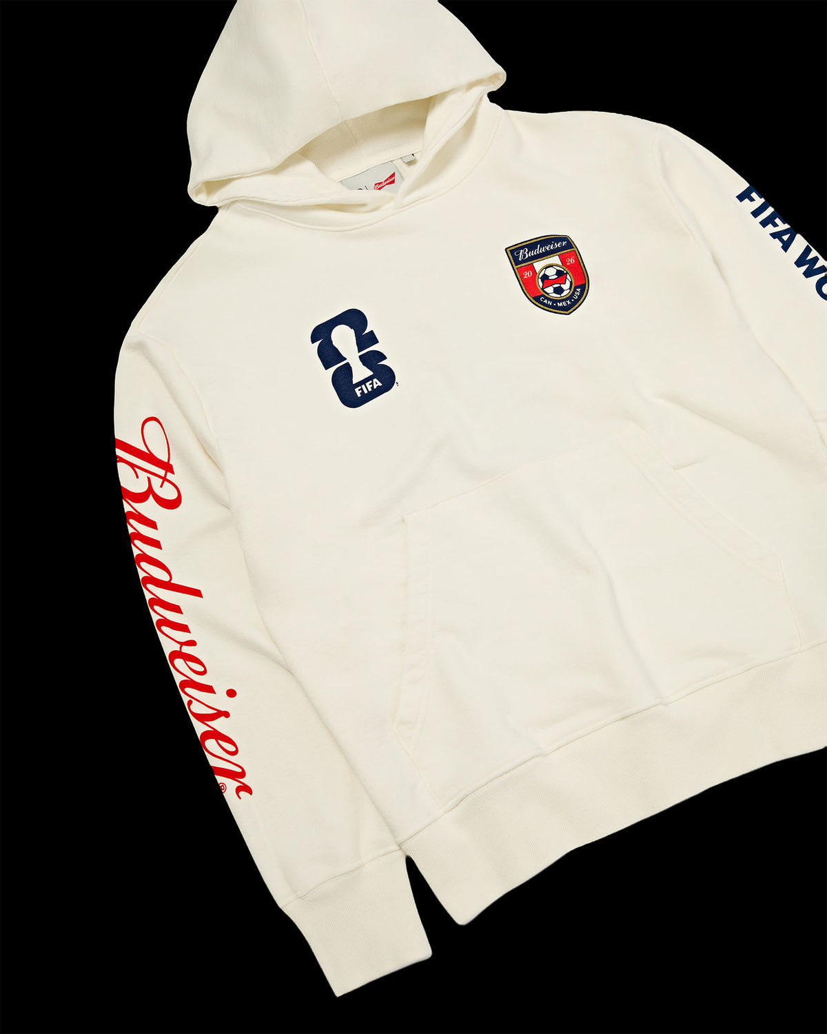 Frete do Moletom Capuz Kiji Studio para Budweiser Copa do Mundo 2026, na cor off white com detalhes em silk azul, vermelho e dourado.