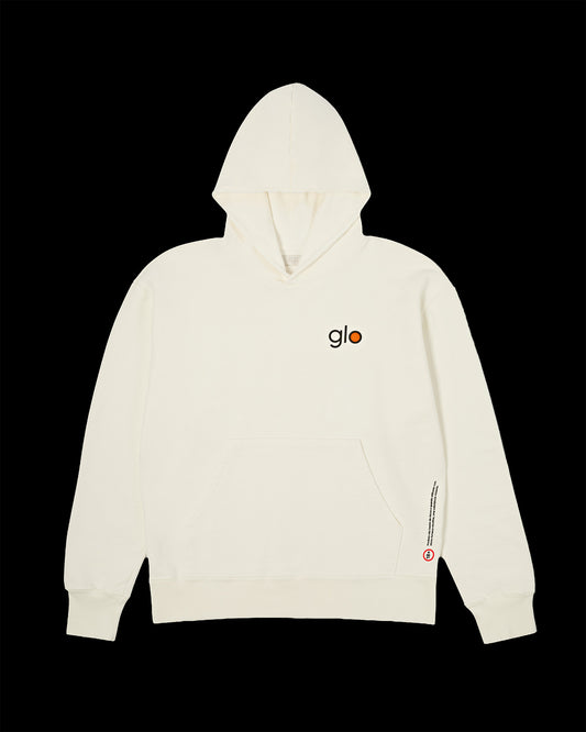 Frente Moletom Capuz Kiji Studio para Glo, na cor off white e bordado 'Glo'