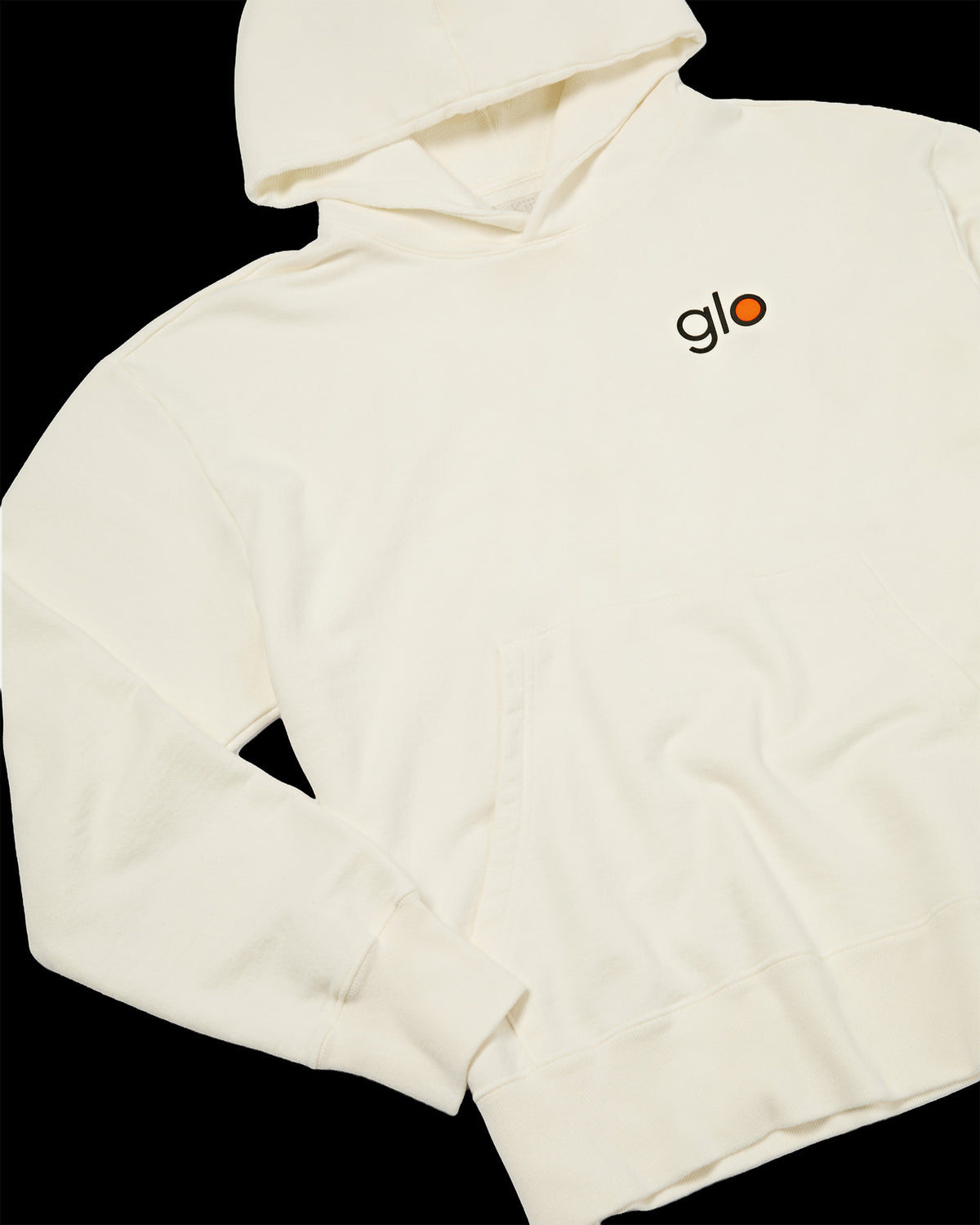 Laydown Moletom Capuz Kiji Studio para Glo, na cor off white e bordado 'Glo'.