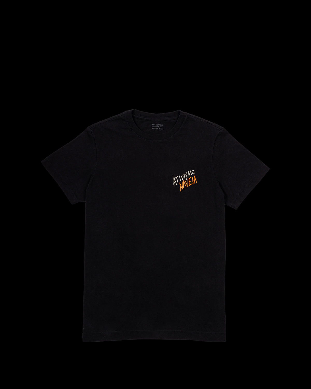 Frente T-Shirt Classic Kiji Studio para Naveia, na cor preto com silk 'Ativismo Naveia' off white e laranja.