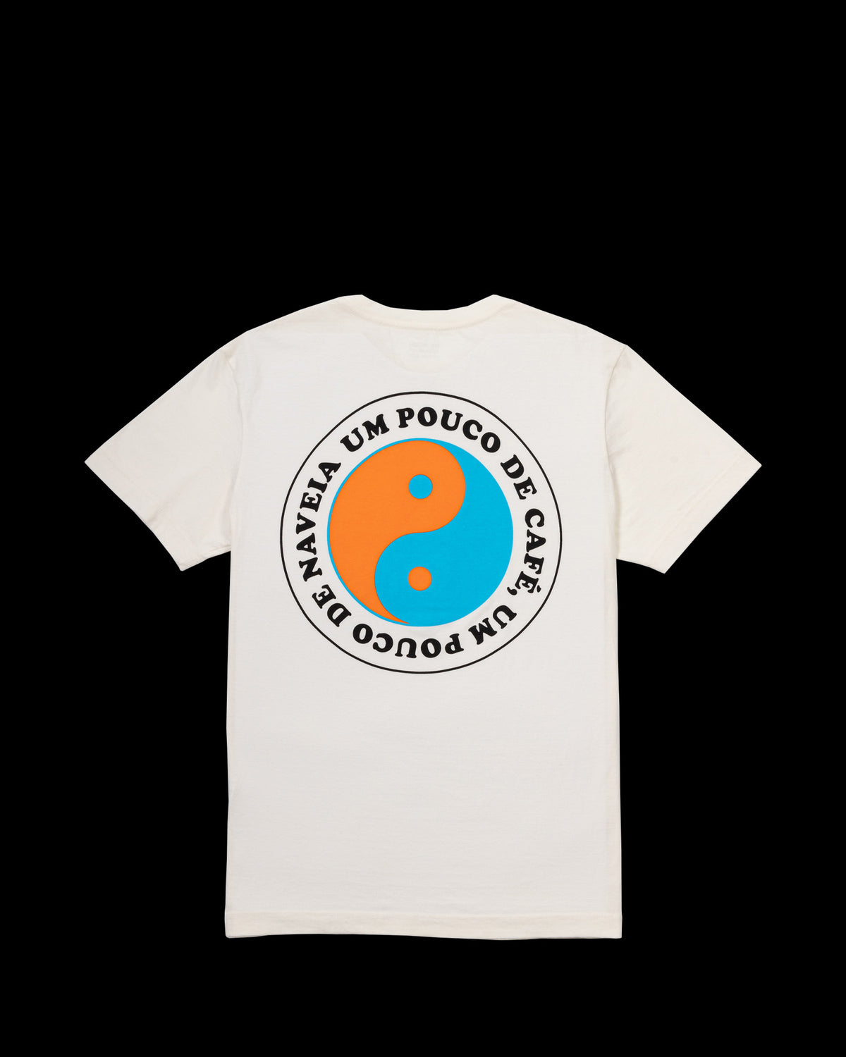 Costas T-Shirt Classic Kiji Studio para Naveia, na cor off white com silk 'Um pouco de café, um pouco de naveia' em preto, azul e laranja.