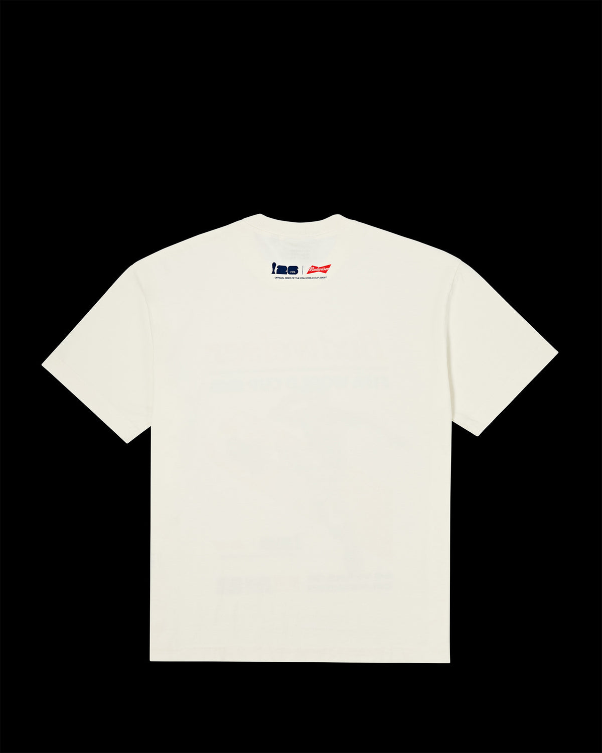 Costas da T-Shirt Heavy Kiji Studio para Budweiser Copa do Mundo 2026, na cor off white com detalhe em silk azul e vermelho.