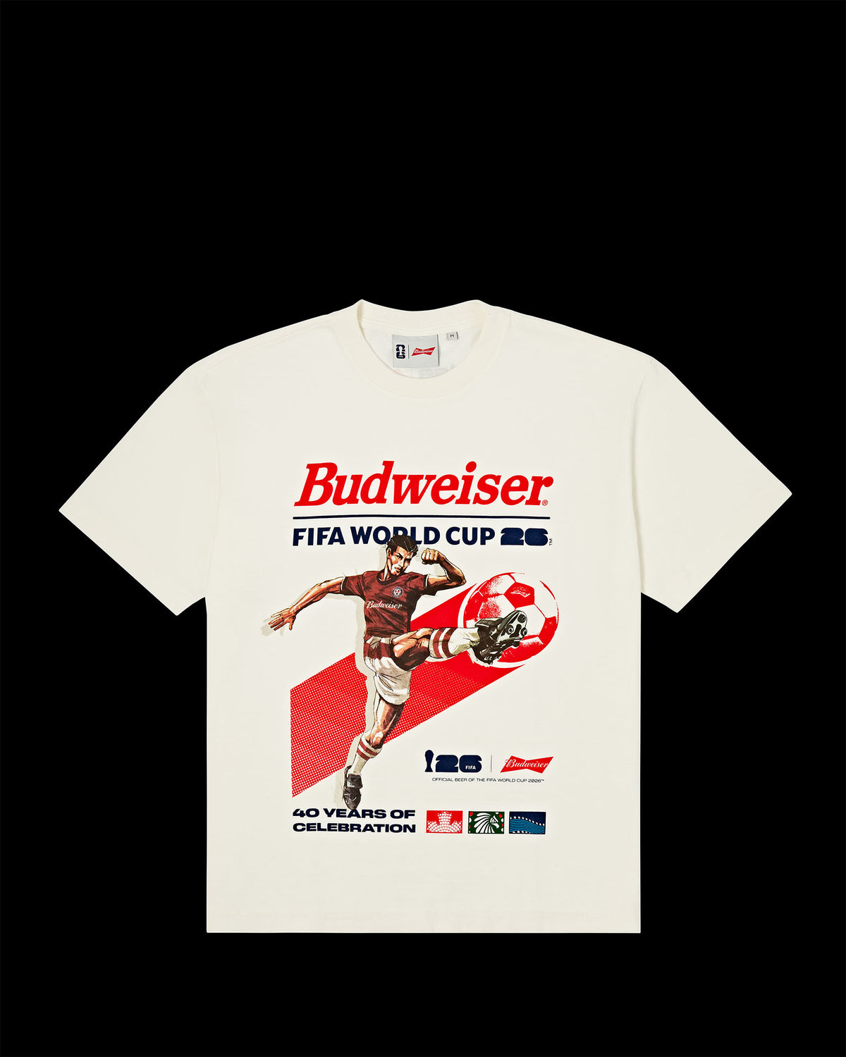 Frente da T-Shirt Heavy Kiji Studio para Budweiser Copa do Mundo 2026, na cor off white com detalhe em silk azul e vermelho.