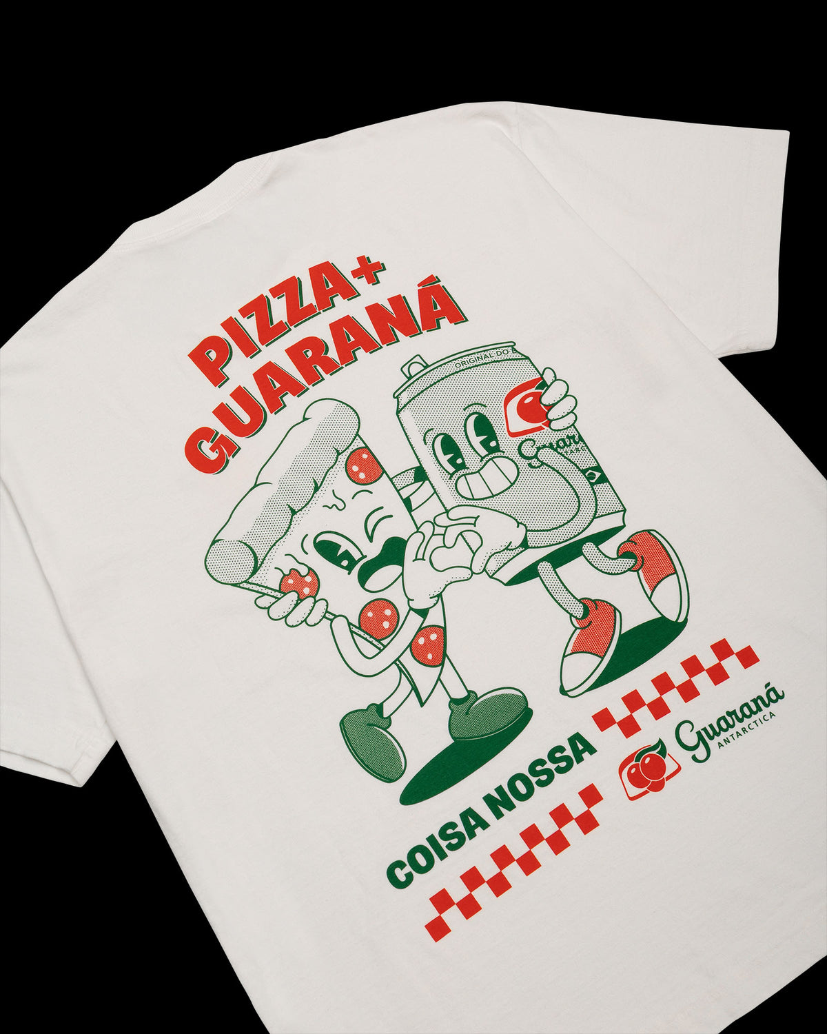 Laydown de costas da T-Shirt Heavy Kiji Studio para Guaraná Antarctica, na cor off white e silk com estampa em verde e vermelho.