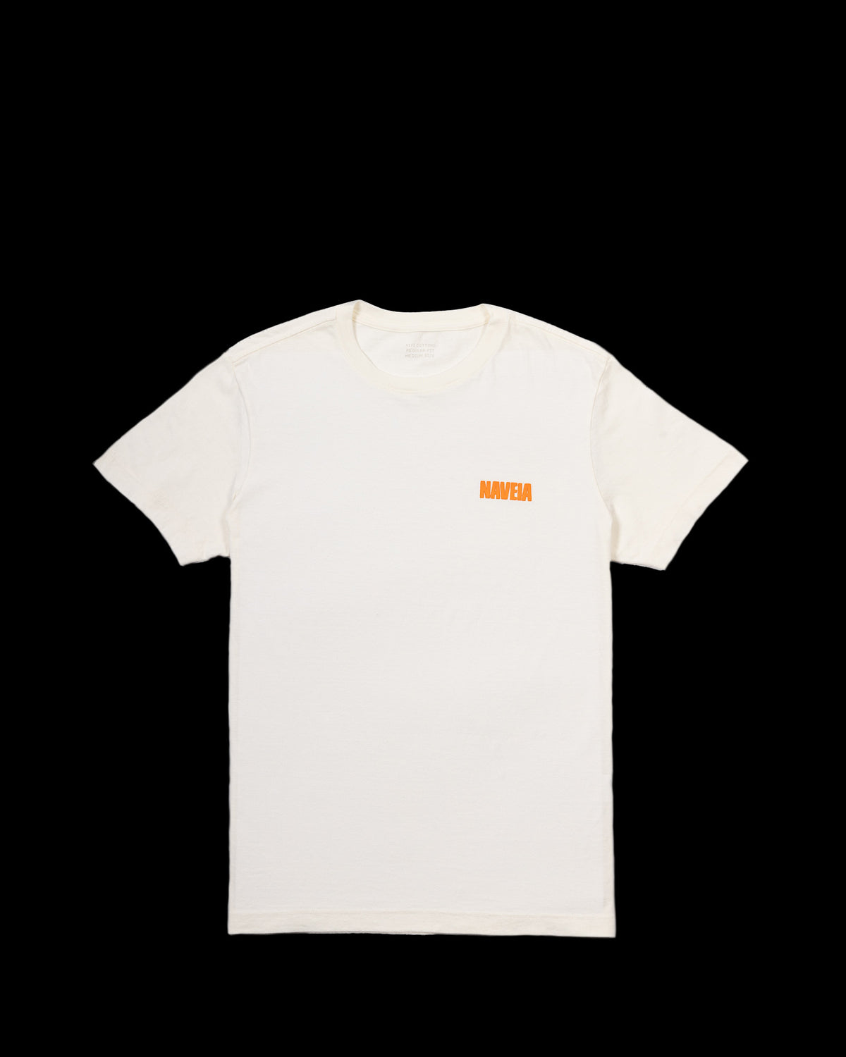 Frente T-Shirt Classic Kiji Studio para Naveia, na cor off white com silk frontal no peito do logo 'Naveia' em laranja.