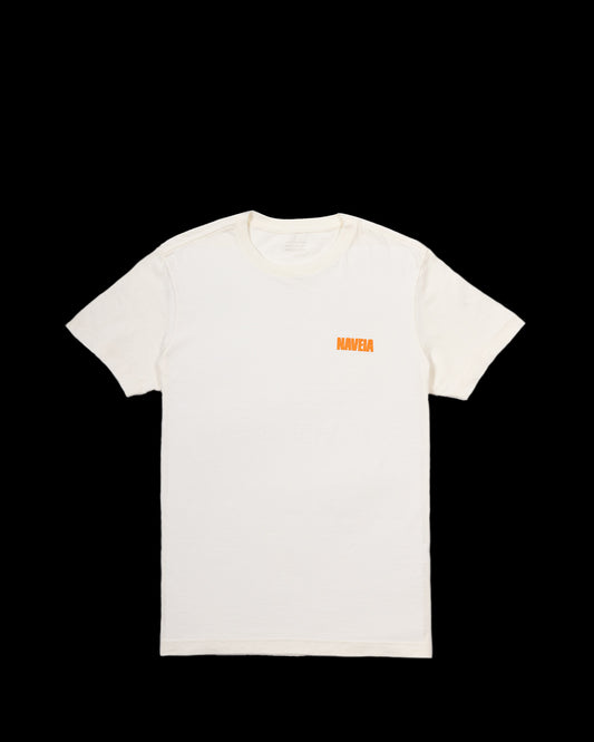 Frente T-Shirt Classic Kiji Studio para Naveia, na cor off white com silk frontal no peito do logo 'Naveia' em laranja.